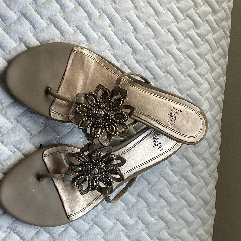 Impo Women's Metallic Sandals with Floral Accent size 10 - Picture 4 of 5